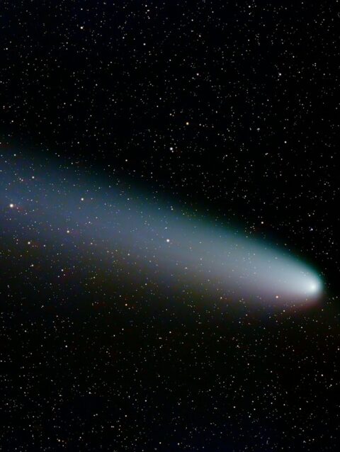 An image of a comet in the sky
