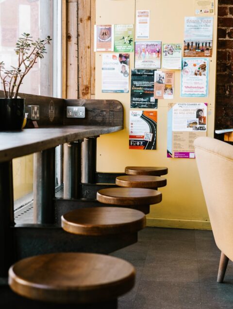 A row of chairs sitting in front of a table
